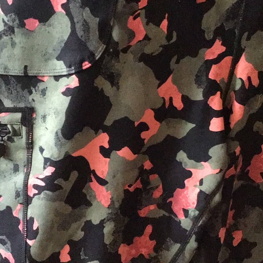 LOWEST🌺 NWT TORRID 3X PERFORMANCE CORE CAMO w/POCKETS CROP PANTS - Picture 11 of 12